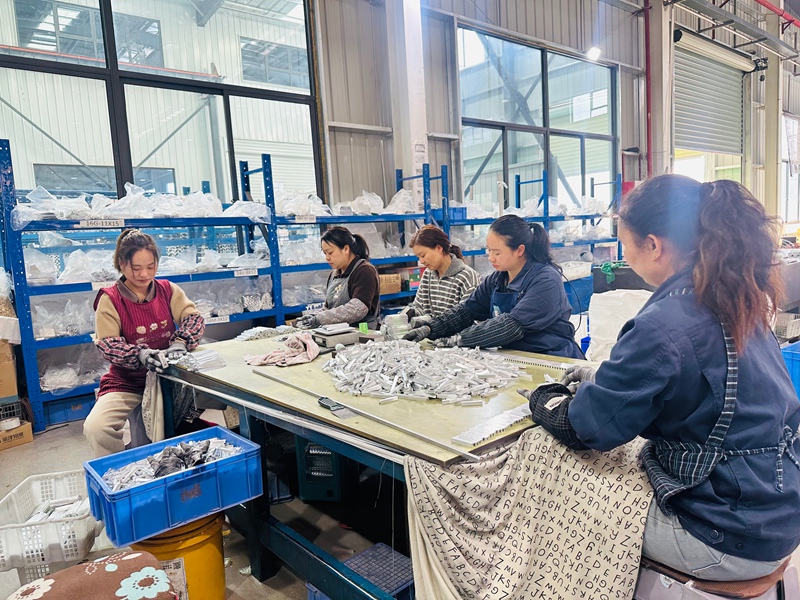 工人們正熟練地操作，有序生產(chǎn) (2)