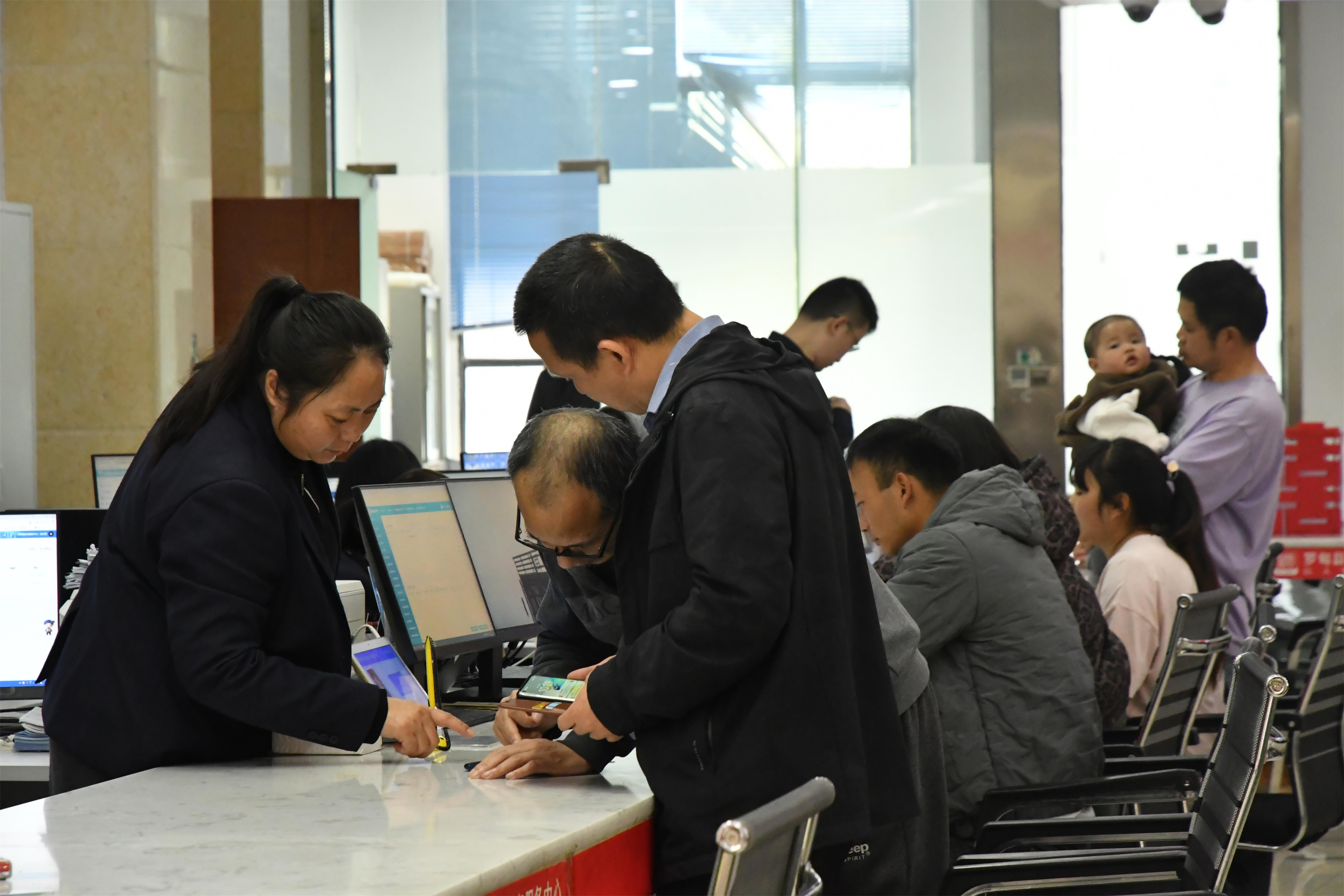 工作人員在為群眾辦理業(yè)務(wù)