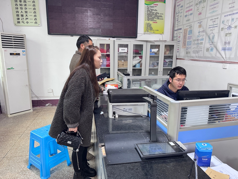 圖為施秉縣楊柳塘鎮(zhèn)陸續(xù)同在為群眾登記和解答群眾疑惑 (1)