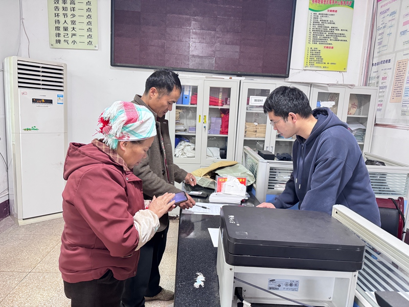 圖為施秉縣楊柳塘鎮(zhèn)陸續(xù)同在為群眾登記和解答群眾疑惑 (2)