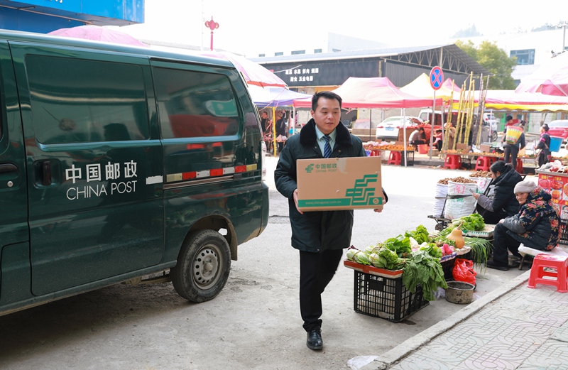 上門(mén)取件回來(lái)的工作員王槐志 (2)