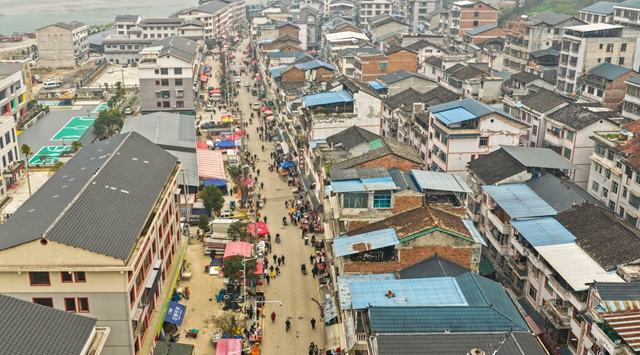 跨越山海的年味與牽掛&nbsp&nbsp年味濃，筆者踏上了“尋味”之旅。柳川集鎮(zhèn)是貴州黔東南州劍河老縣城所在地，更是周邊南寨、久仰、觀么等鄉(xiāng)鎮(zhèn)群眾的“年貨聚集地”。筆者特意挑選了趕集日前往，車剛駛?cè)爰?zhèn)，集市上人聲鼎沸，臘肉、香腸、稻花魚(yú)干、朝天椒等特產(chǎn)擺滿了攤位，透著濃濃的煙火氣。……【詳細(xì)】
