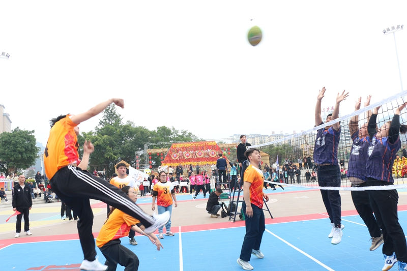 貴州荔波鄉村氣排球比賽現場。韋敏攝