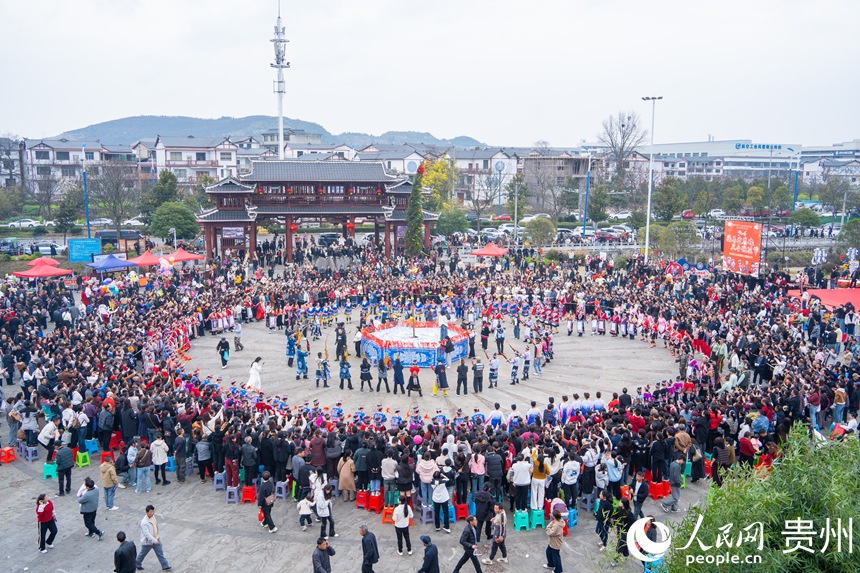 跳花展演現(xiàn)場，大家載歌載舞。人民網(wǎng) 陽茜攝