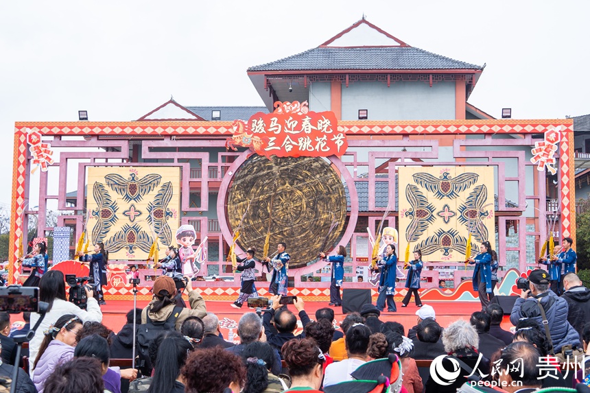 跳花節(jié)現(xiàn)場熱鬧非凡。人民網(wǎng) 陽茜攝