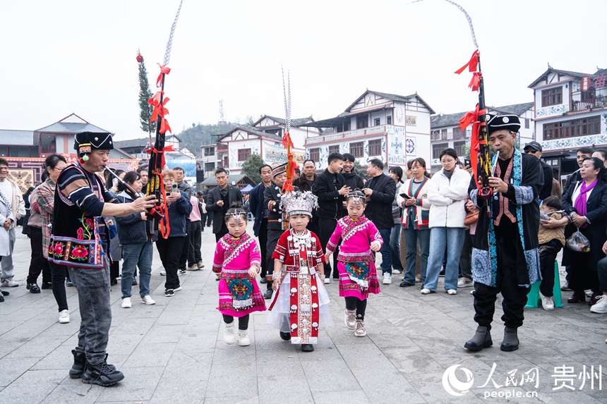 跳花節(jié)現(xiàn)場熱鬧非凡。人民網(wǎng) 陽茜攝