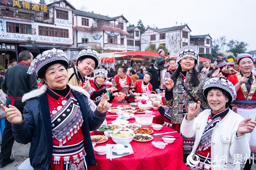 苗族同胞與游客共享長桌宴。人民網(wǎng) 陽茜攝