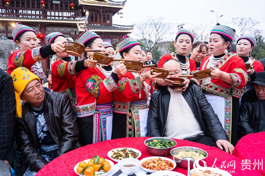 游客體驗苗家風(fēng)俗賓主盡歡。人民網(wǎng) 陽茜攝