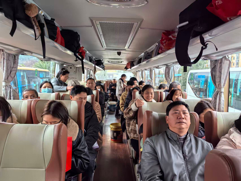 石阡籍外出務工人員上車等候發車。