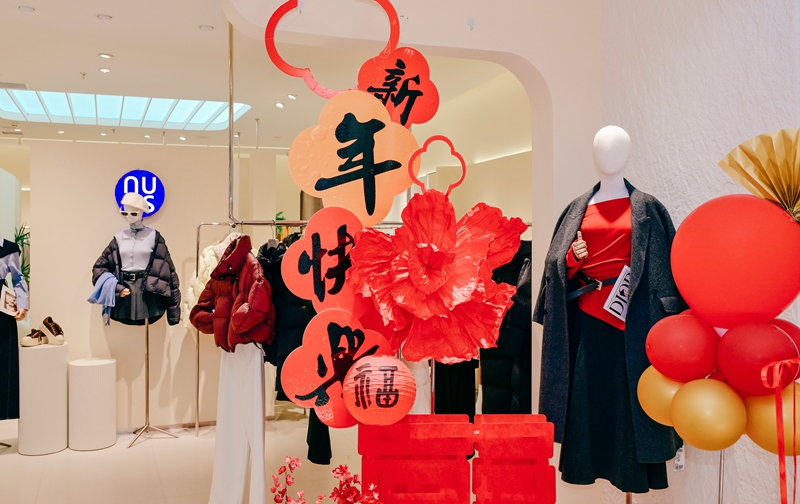 2、商場內，各店鋪新春氛圍濃厚。