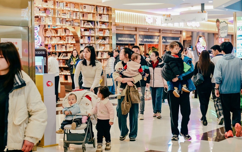 4、不少市民游客外出逛街休閑。