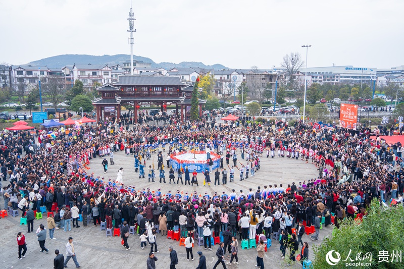 跳花展演現場大家載歌載舞。人民網 陽茜攝