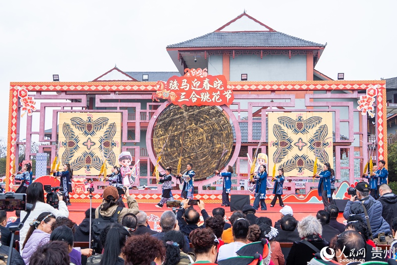 跳花節現場熱鬧非凡。人民網 陽茜攝