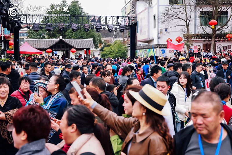 活動現(xiàn)場人流如織。花溪區(qū)委宣傳部供圖