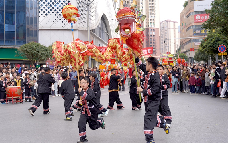 2 踩街舞龍表演  