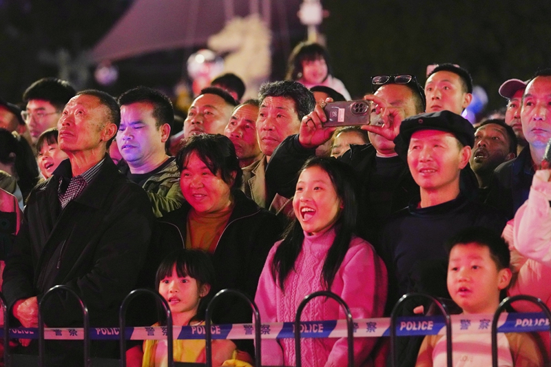 市民觀看焰火秀。