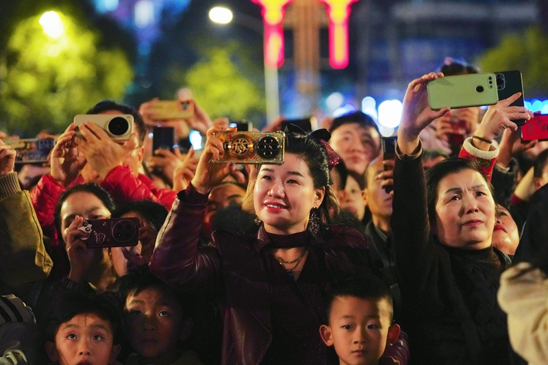 市民觀看焰火秀。