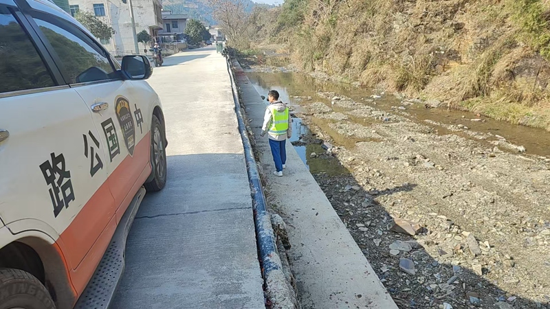 技術人員巡查臨河河堤。