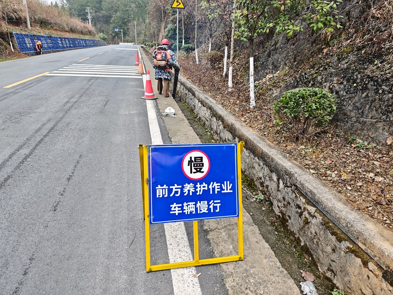 養護工人清理公路邊溝。