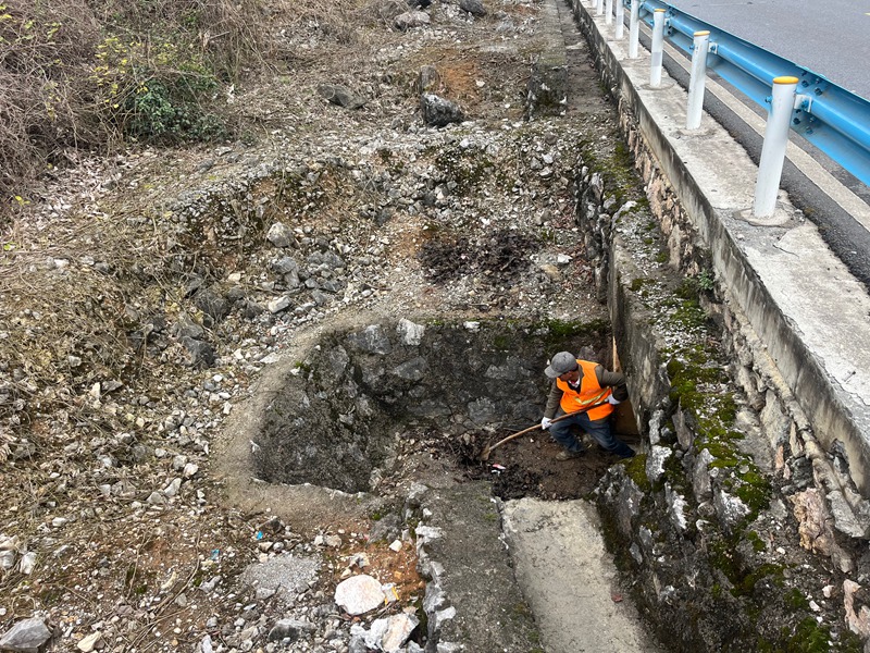 養護工人清理涵洞。