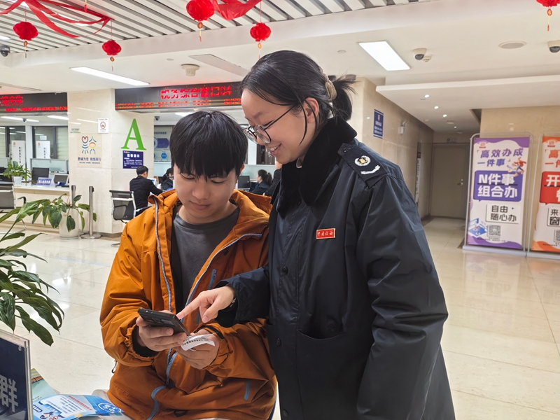 荔波稅務局工作人員輔導納稅人代開勞務發票。