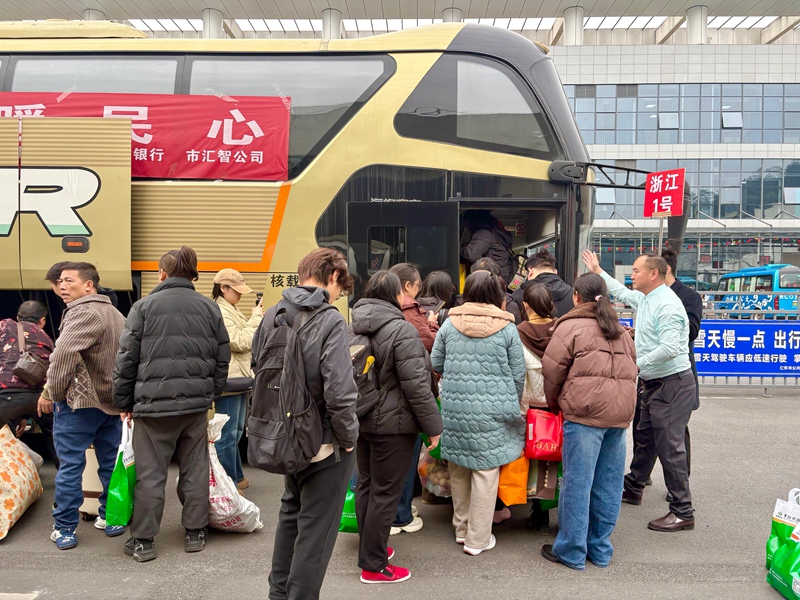 2、務工人員攜帶行囊,在工作人員引導下有序排隊登車。