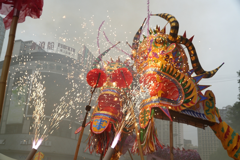 噓龍燈表演。王朝東攝