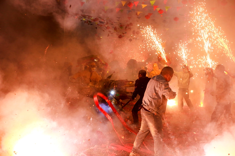 2月25日，舞龍人員在貴州省遵義市播州區三合鎮進行舞龍表演。李仁軍 攝