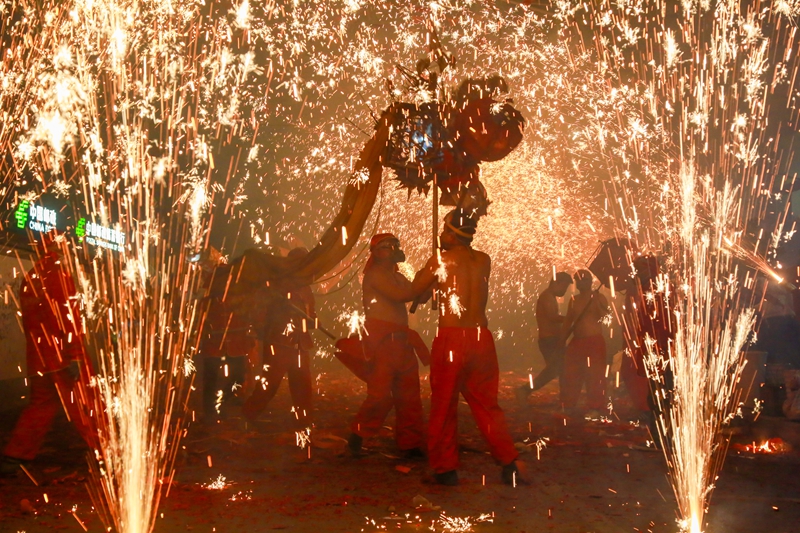 2月25日，舞龍人員在貴州省遵義市播州區三合鎮進行舞龍表演。李仁軍攝