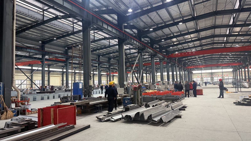 車間內，機器轟鳴，焊花飛濺。胡鳳至 攝.jpg