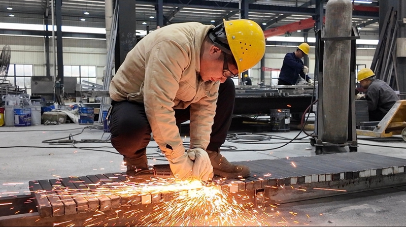 員工正在切割鋼板。 胡鳳至 攝.jpg