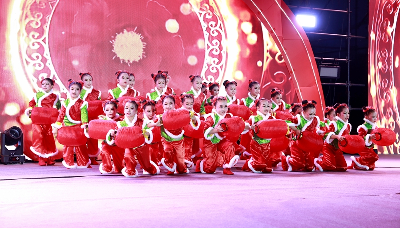 施秉縣2026年“駿馬迎春游施秉·百龍聚會鬧新春”龍燈展演系列活動文藝表演。向天祥 攝.jpg