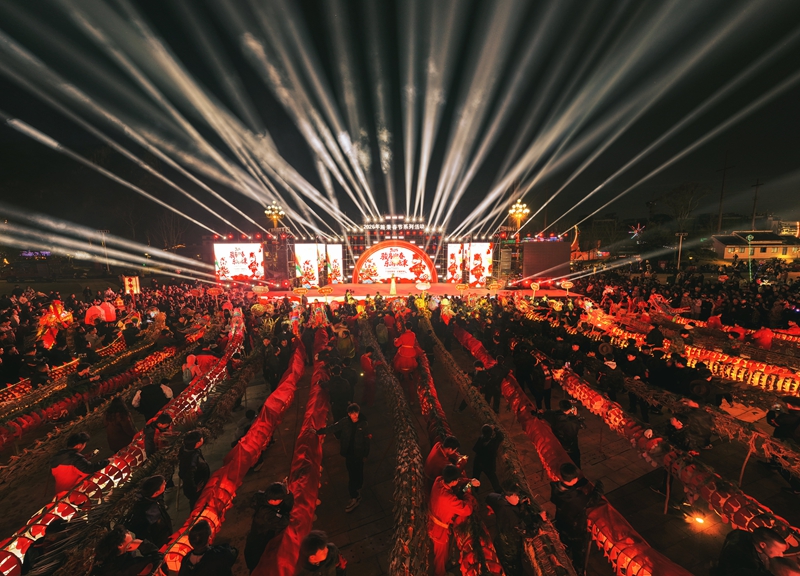 施秉縣2026年“駿馬迎春游施秉·百龍聚會(huì)鬧新春”龍燈展演系列活動(dòng)正式啟幕。 &nbsp;劉曉源 攝