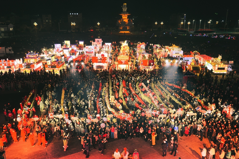 施秉縣2026年“駿馬迎春游施秉·百龍聚會(huì)鬧新春”龍燈展演系列活動(dòng)正式啟幕。 &nbsp;劉曉源 攝