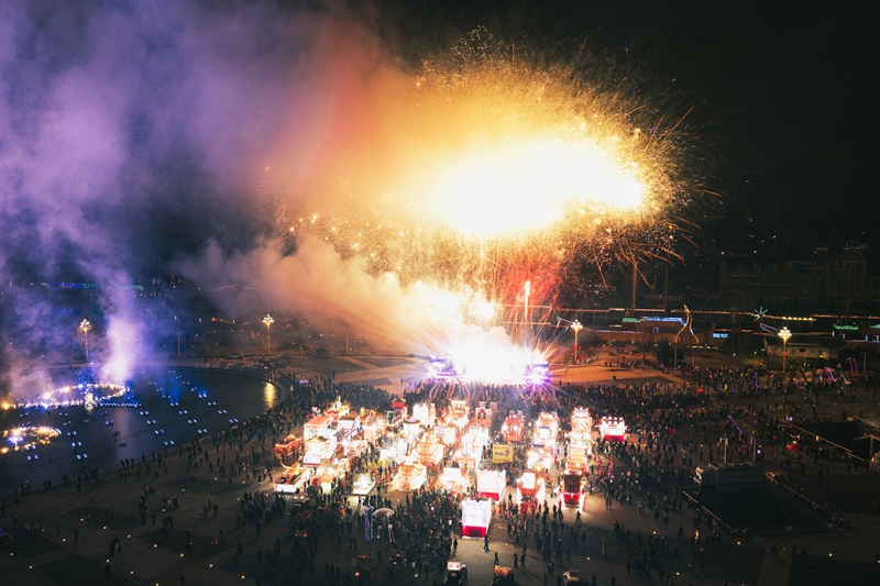 施秉縣2026年“駿馬迎春游施秉·百龍聚會(huì)鬧新春”龍燈展演系列活動(dòng)正式啟幕。 &nbsp;劉曉源 攝