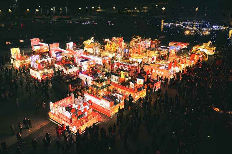 施秉縣2026年“駿馬迎春游施秉·百龍聚會(huì)鬧新春”龍燈展演系列活動(dòng)中，花車隊(duì)伍展示。 &nbsp;劉曉源 攝.jpg