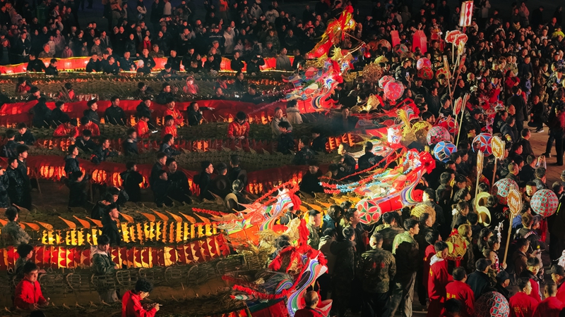 施秉縣2026年“駿馬迎春游施秉·百龍聚會(huì)鬧新春”龍燈展演系列活動(dòng)中，龍燈隊(duì)伍展示。 &nbsp;劉曉源 攝.jpg