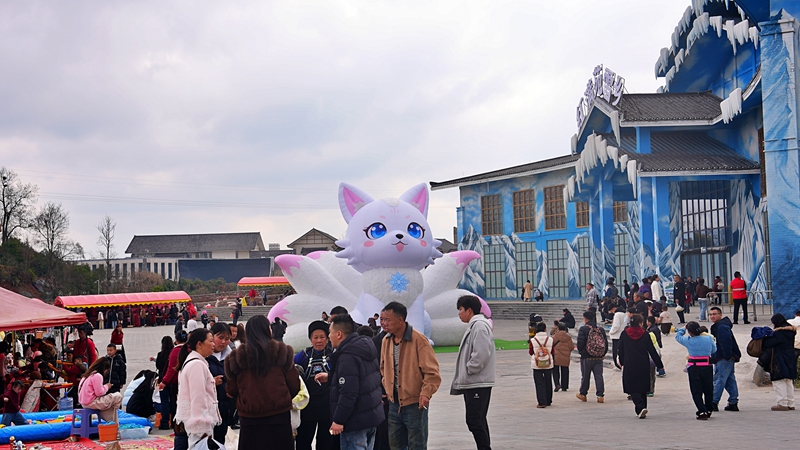 紅滿苑游客紛至沓來。