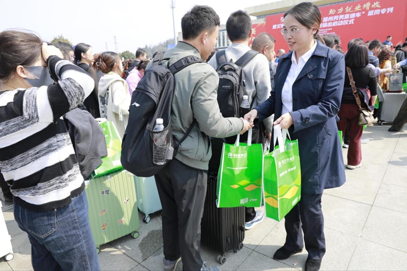 遵義農(nóng)商銀行黨委副書記、副董事長、行長韋會(huì)敏親自發(fā)放禮包。.jpg