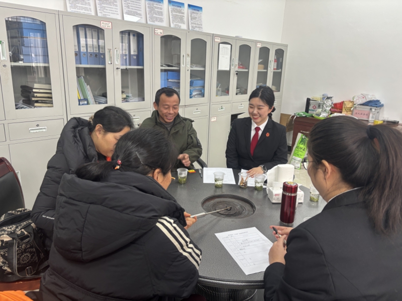 二人宣講入村寨 法治陽光暖民心.jpg