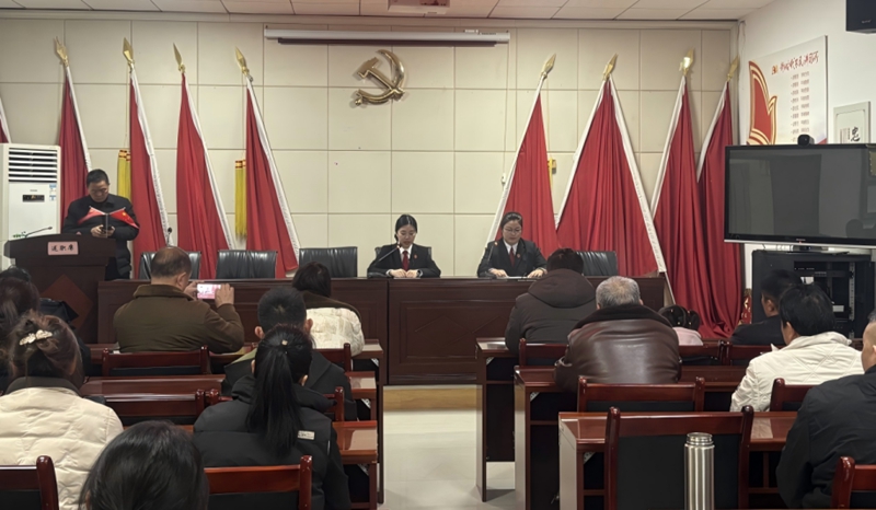 花溪法院孟關法庭:二人宣講入村寨 法治陽光暖民心.jpg