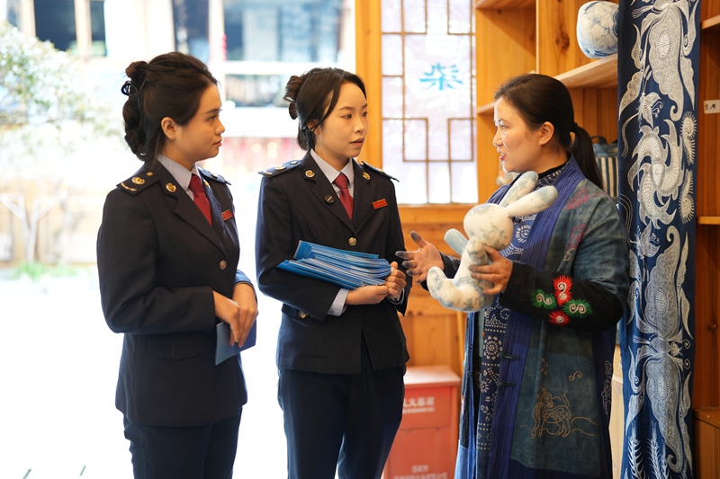 黎平縣稅務局組建專業輔導稅宣服務隊深入肇興侗寨開展“送政策、問需求、求服務”專項活動