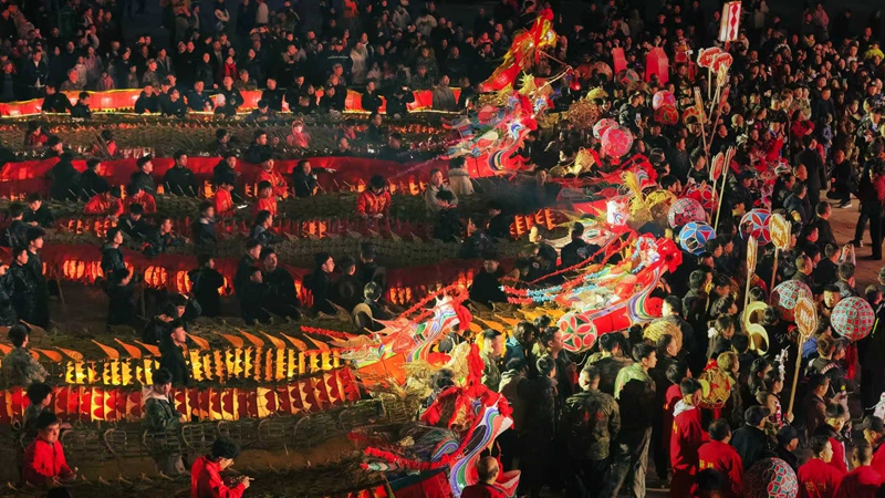 施秉縣龍燈會巡游展演開幕式現場。劉曉源攝