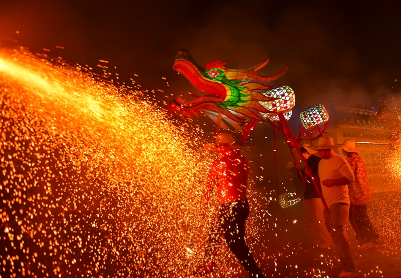 炸龍鬧新春現場。