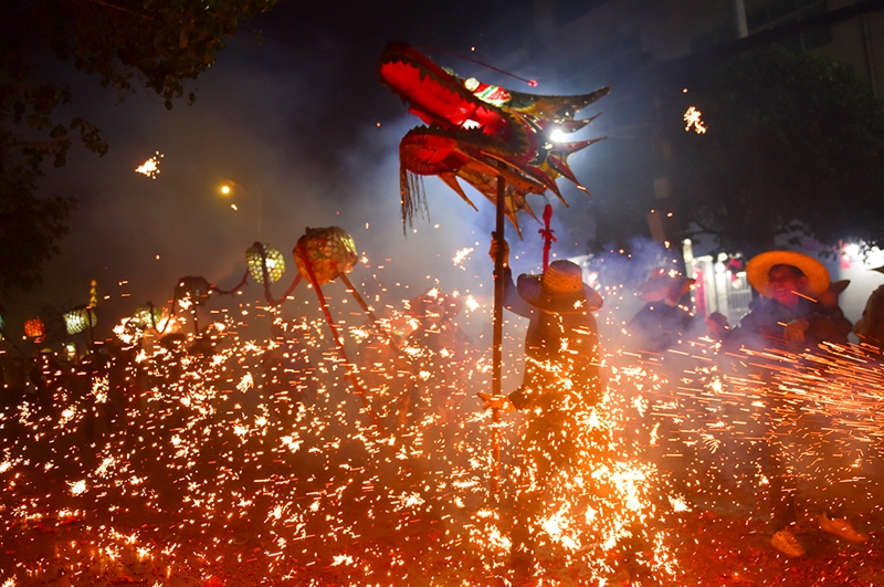 炸龍鬧新春現場。