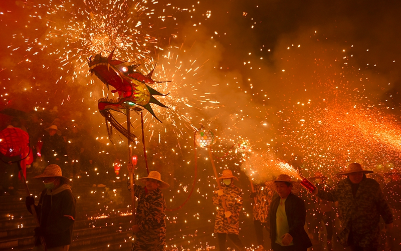 炸龍鬧新春現場。