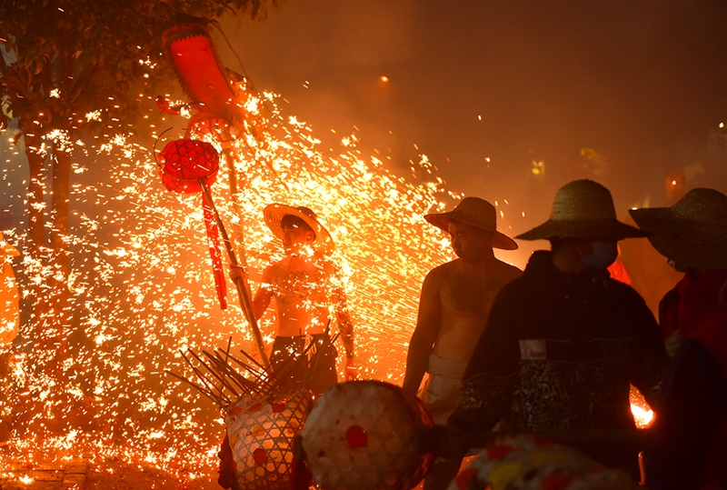 炸龍鬧新春現場。