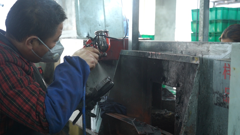 認(rèn)真工作的員工。 裴忠鈺 攝.jpg