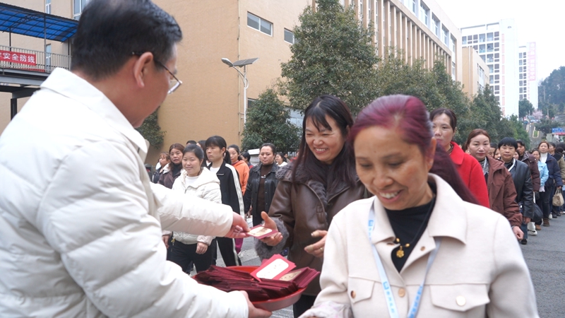 公司給員工們發(fā)放開工紅包,送上祝福。裴忠鈺 攝.jpg