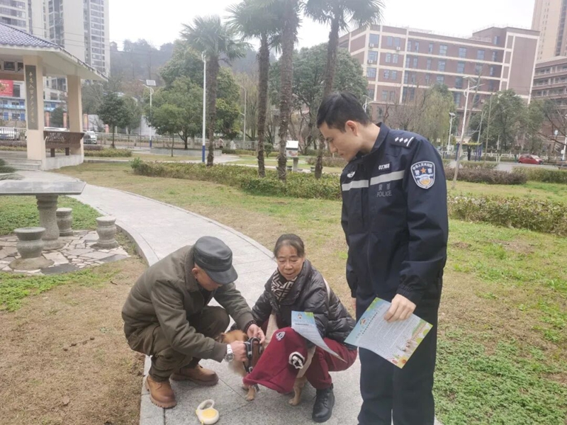 貴陽市公安局烏當分局組織開展文明養犬主題宣傳活動.jpg